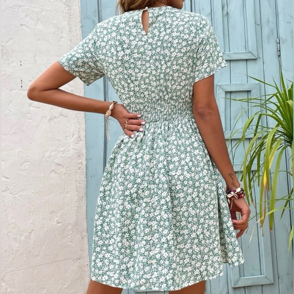 SHEIN NWT Ditsy Floral Green Dress - Picture 6 of 6